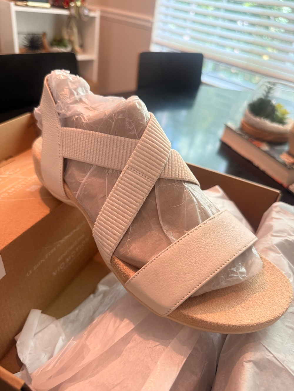 Vionic Women's Cream Crisscross Slide Sandal Size 9 NWT. - Picture 4 of 7